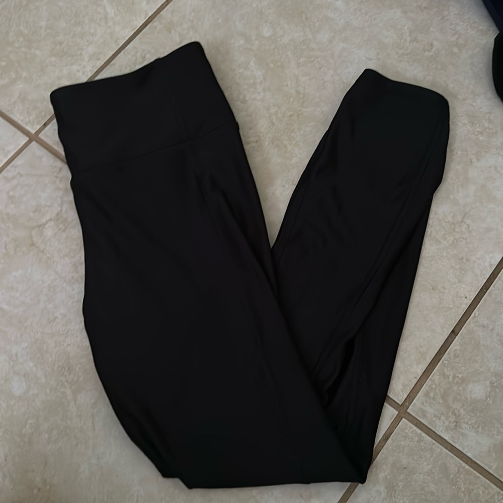 Black under armor compression leggings size medium with one outside pocket